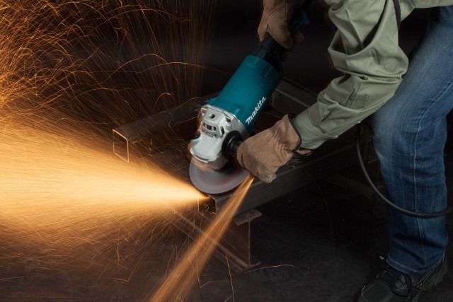 Read more about the article Makita Add New Heavy Duty Mains Angle Grinders to Range