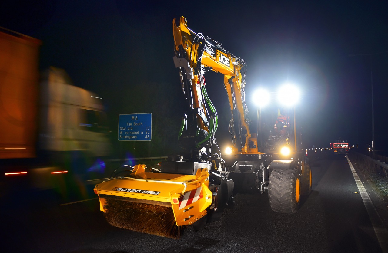 Read more about the article JCB POTHOLE FIXER PROVES ITS WORTH ON M6 FAST LANE NIGHT SHIFT